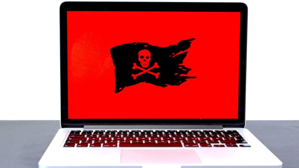 Laptop mit Piratenflagge