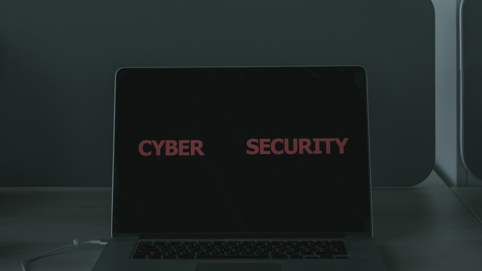 Bild eines Laptops mit dem Schriftzug: "Cyber Security"