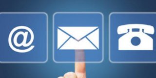 Hand zeigt auf Email Symbol