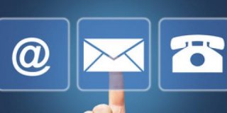 Hand zeigt auf Email Symbol