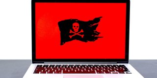 Laptop mit Piratenflagge