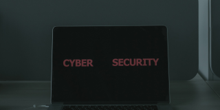 Bild eines Laptops mit dem Schriftzug: "Cyber Security"