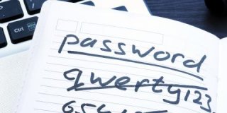 Foto eines Notizbuch mit Passwörtern