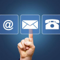 Hand zeigt auf Email Symbol