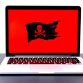 Laptop mit Piratenflagge