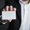 Man hält eine leere Visitenkarte ins Bild