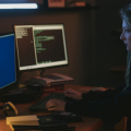 Frau an einem Computer