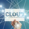 Hand hält Zettel mit dem Schriftzug "Cloud"