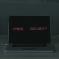 Bild eines Laptops mit dem Schriftzug: "Cyber Security"