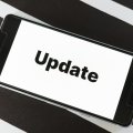 Foto eines Smartphones auf dem "Update" steht