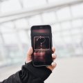 Person hält schwarzes Smartphone