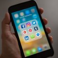 Fotos eines Smartphones mit Social Media Apps
