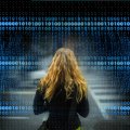 Frau vor Quellcode