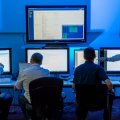 Vier Menschen vor Bildschirmen im Cybercrime-Kompetenzzentrum
