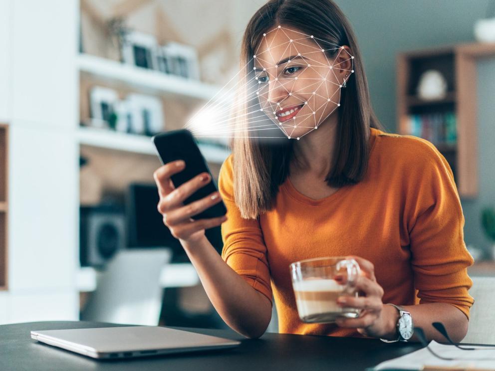 Frau schaut in ein Handy