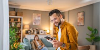 Mann und Frau im Wohnzimmer