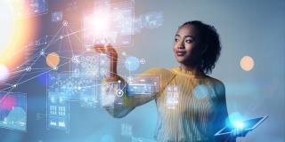 Frau in einem virtuellen Raum mit Webinhalten in der Luft